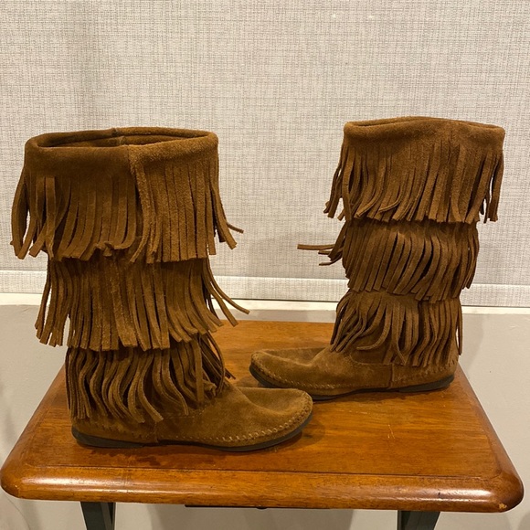 Minnetonka Moccasin Boots 3 Tier layer Fringe Boots Suede Size 6 Brown - Picture 3 of 10